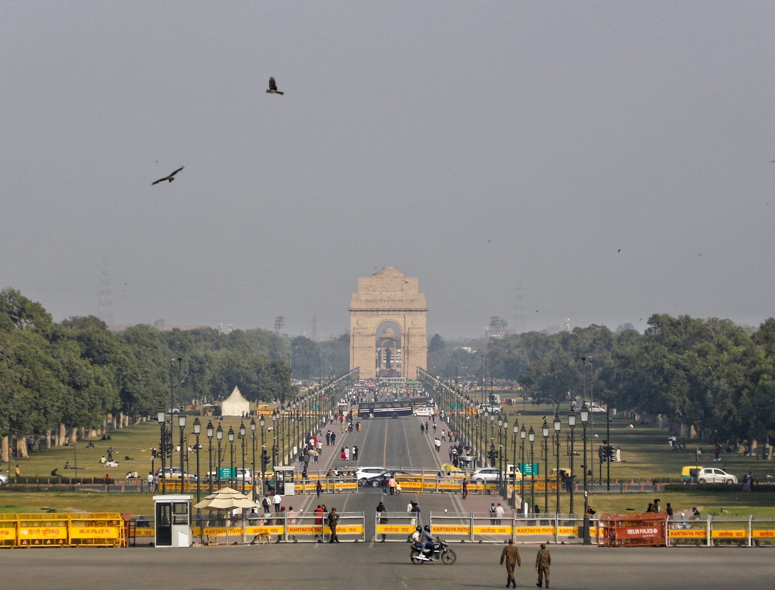 Delhi-Ncr : दिल्ली-एनसीआर में बदला मौसम का मिजाज, तेज हवाओं के चलते फिर गिरा तापमान