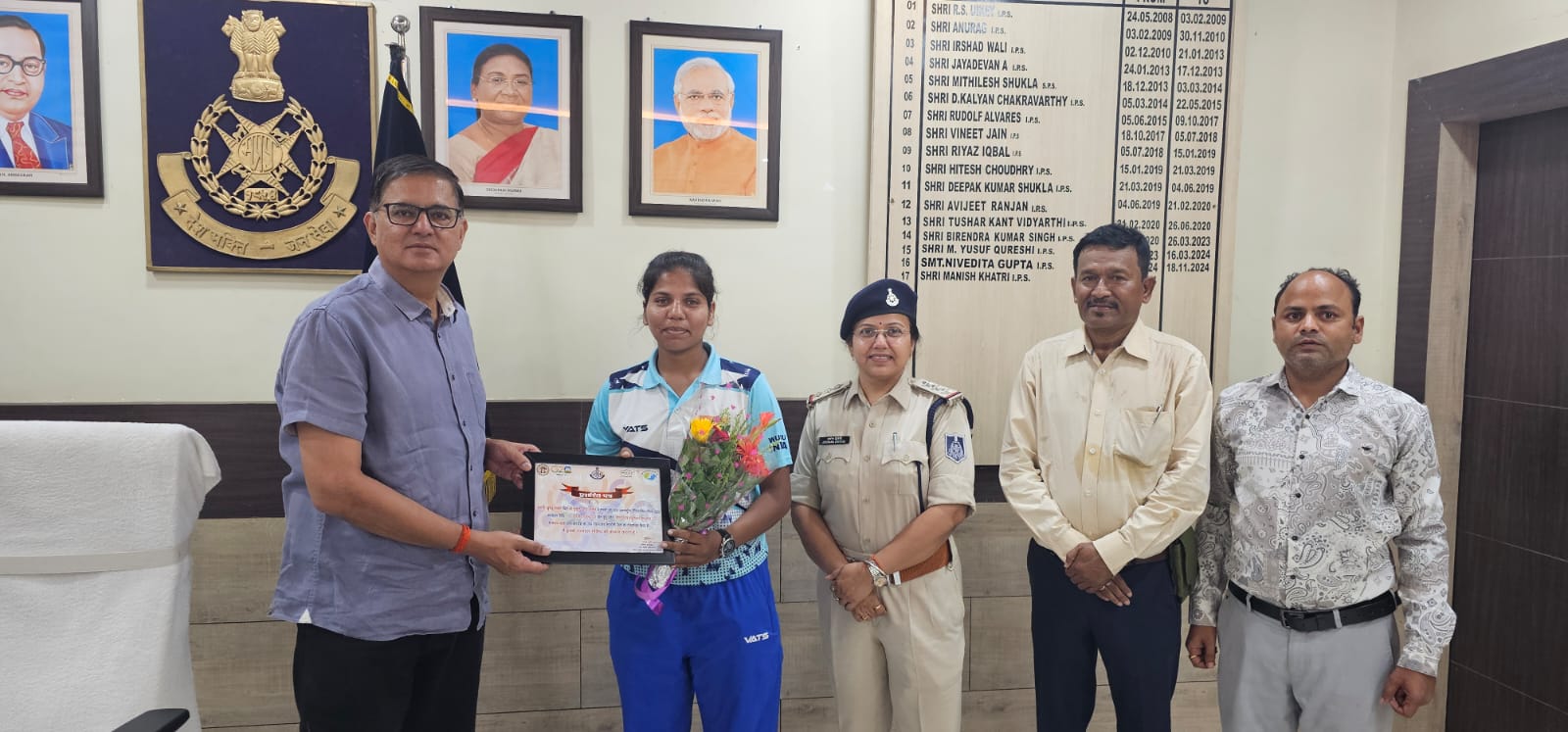 Singrauli News: पुलिस अधीक्षक कार्यालय में खुशबू को पुष्पगुच्छ एवं प्रशस्ति पत्र देकर किया सम्मान