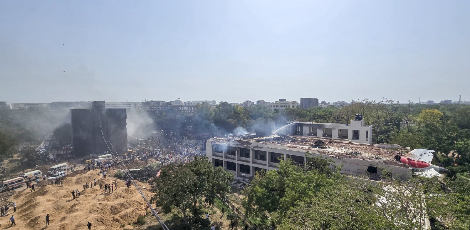 Ahmedabad Plane Crash: अहमदाबाद में विमान दुर्घटनाग्रस्त, सैकड़ों लोगों के मरने 